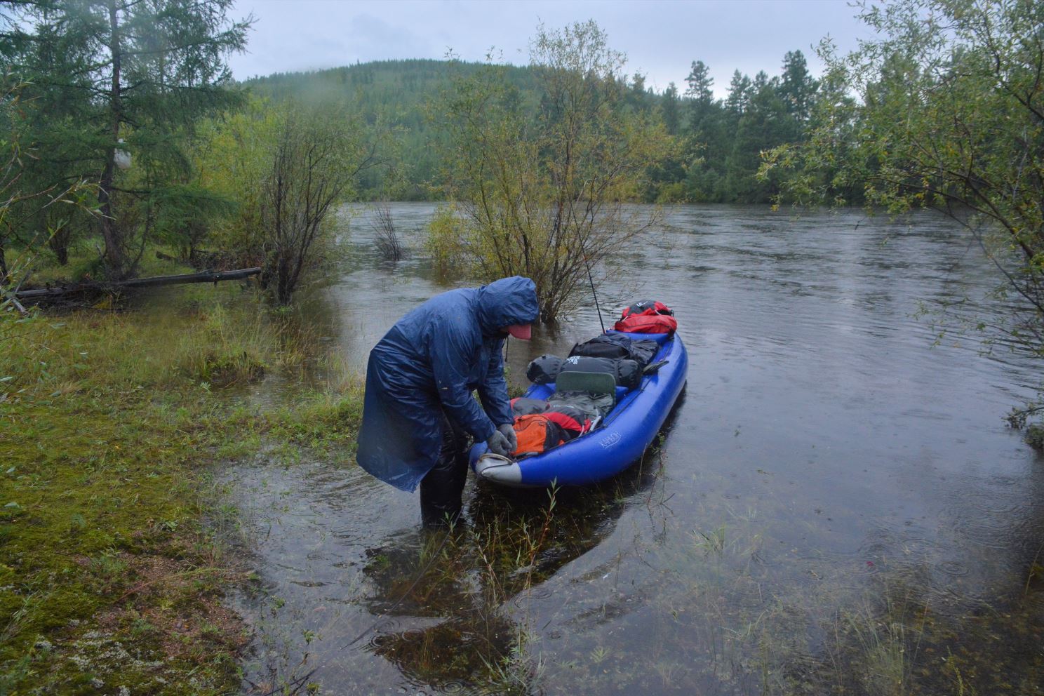 Пока мы гуляли, вода поднялась сантиметров на 20 и лодка плавает. Поставили водомерку.