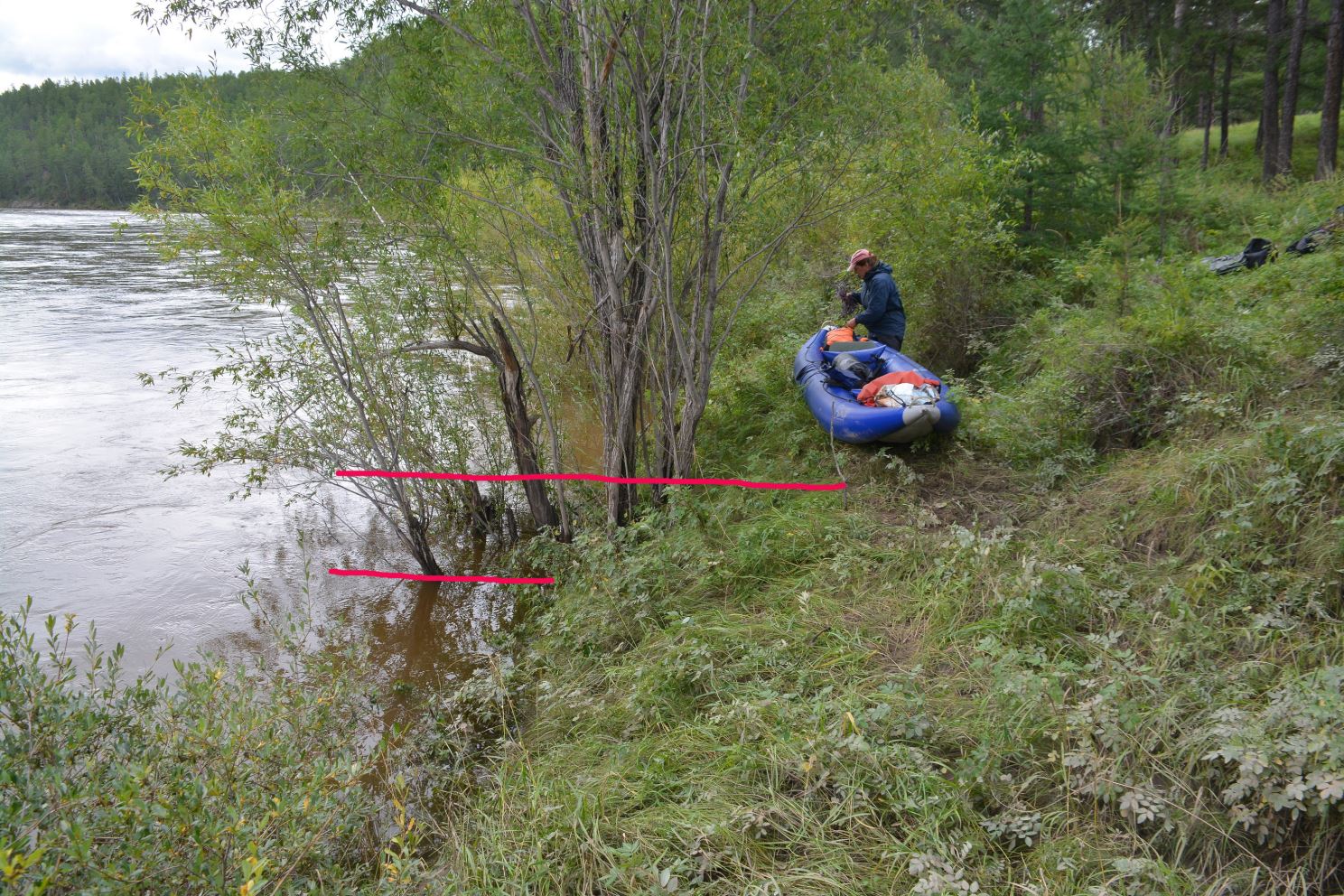 Вчера приставали на этой полочке. Перед лодкой вчерашняя водомерка. Вода сходит.