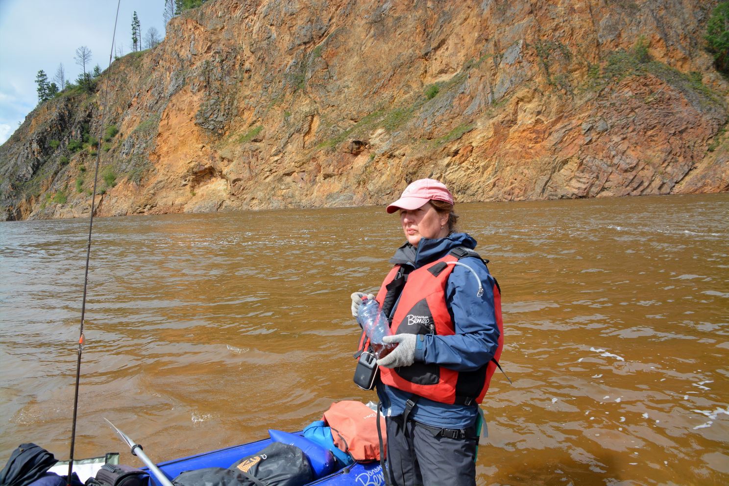 Вода посветлела, но прозрачной так и не стала.