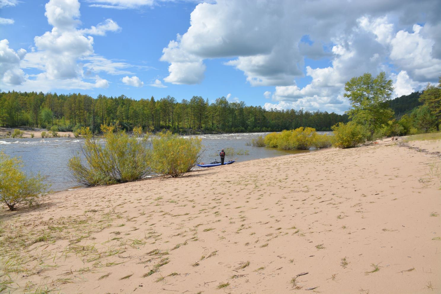 Наверху пляжа проходит граница высокой воды. Столько же еще под водой.
